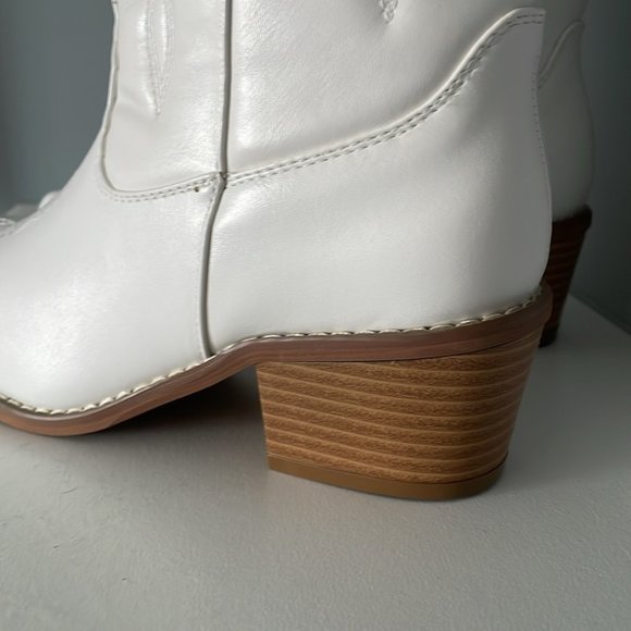 White Tall western heeled cowboy boots - Picture 5 of 6